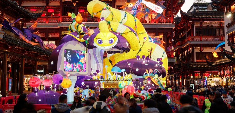 Global tourists rush to China for Spring Festival