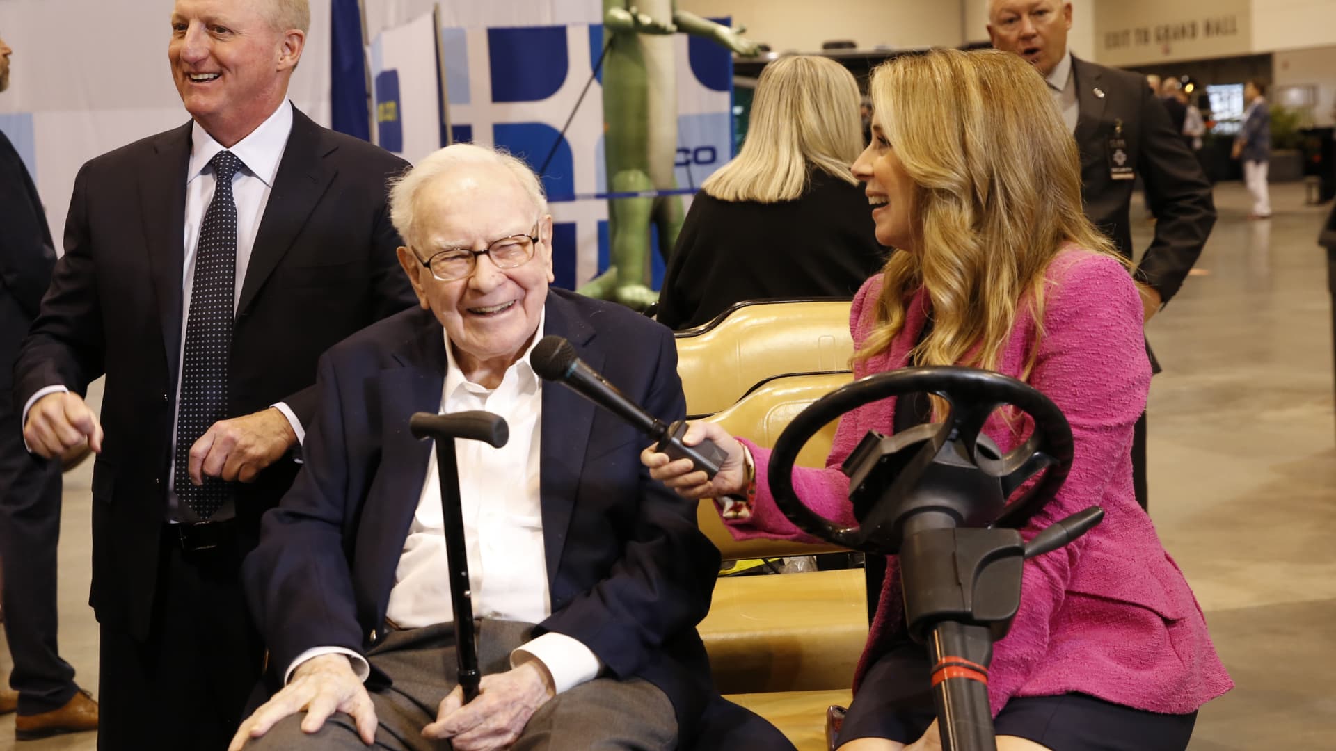Warren Buffett teams up with Stephen Curry for charity lunch