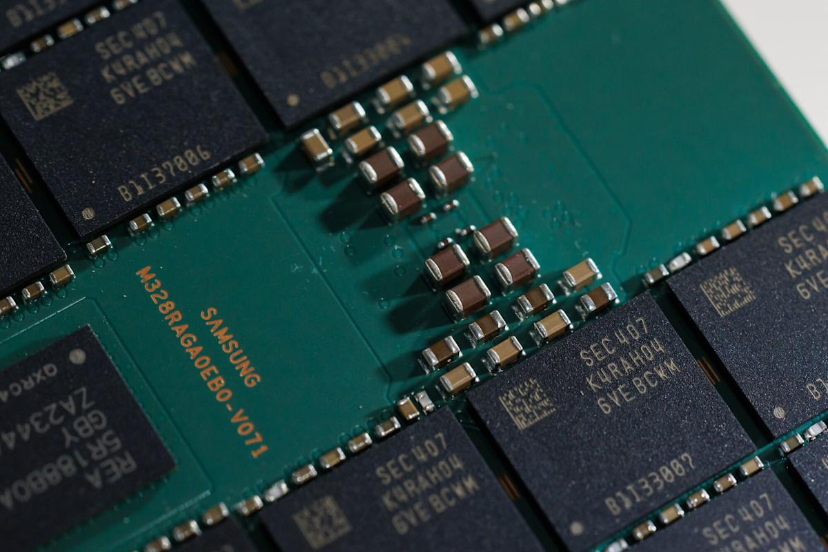 Chip Selloff Deepens After Google Touts Memory Breakthrough