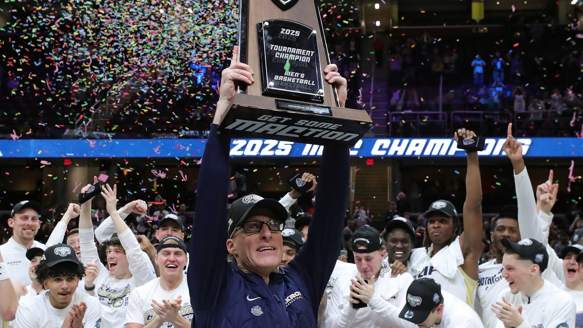 Akron Zips basketball coach John Groce is hired by Charleston