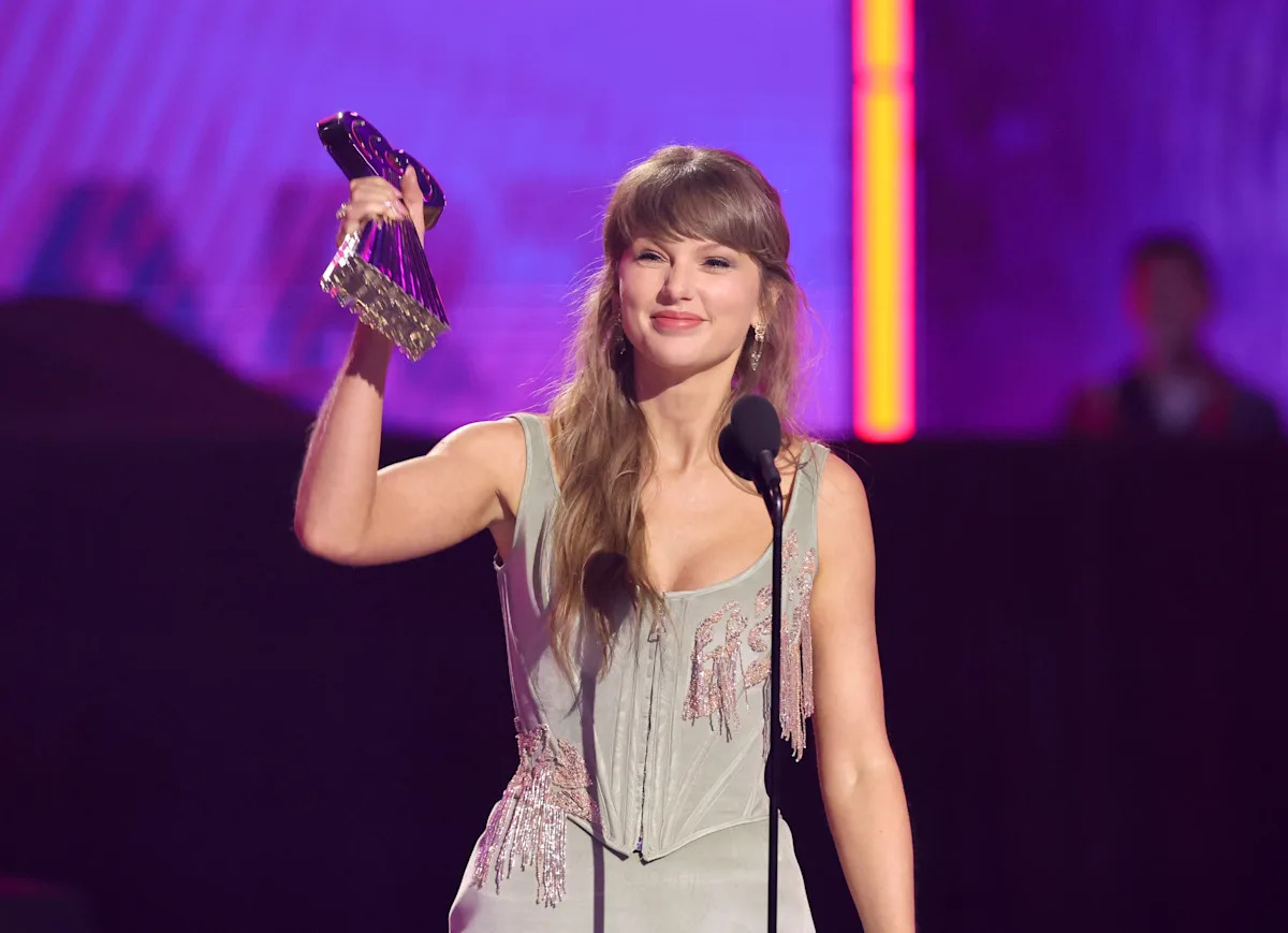 Taylor Swift wins big at iHeartRadio awards, feels ‘happy and strong’