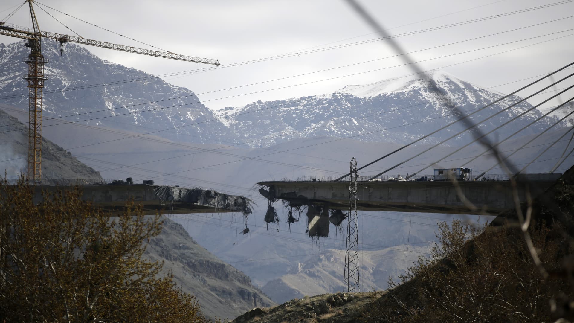 Trump threatens to destroy Iran bridges and power plants