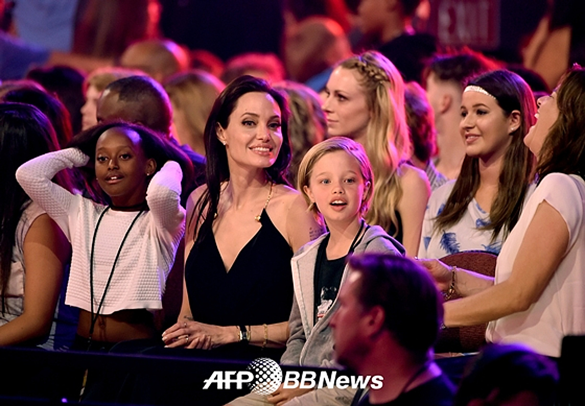 “Watching auditions”..Angelina Jolie’s daughter, behind the scenes of her appearance in K-pop music video [Star Issue]