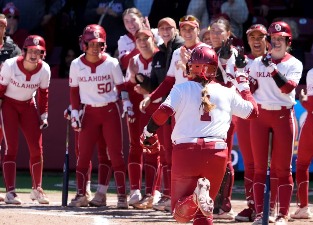 Kendall Wells ties record, Sooners beat Kentucky 12-2