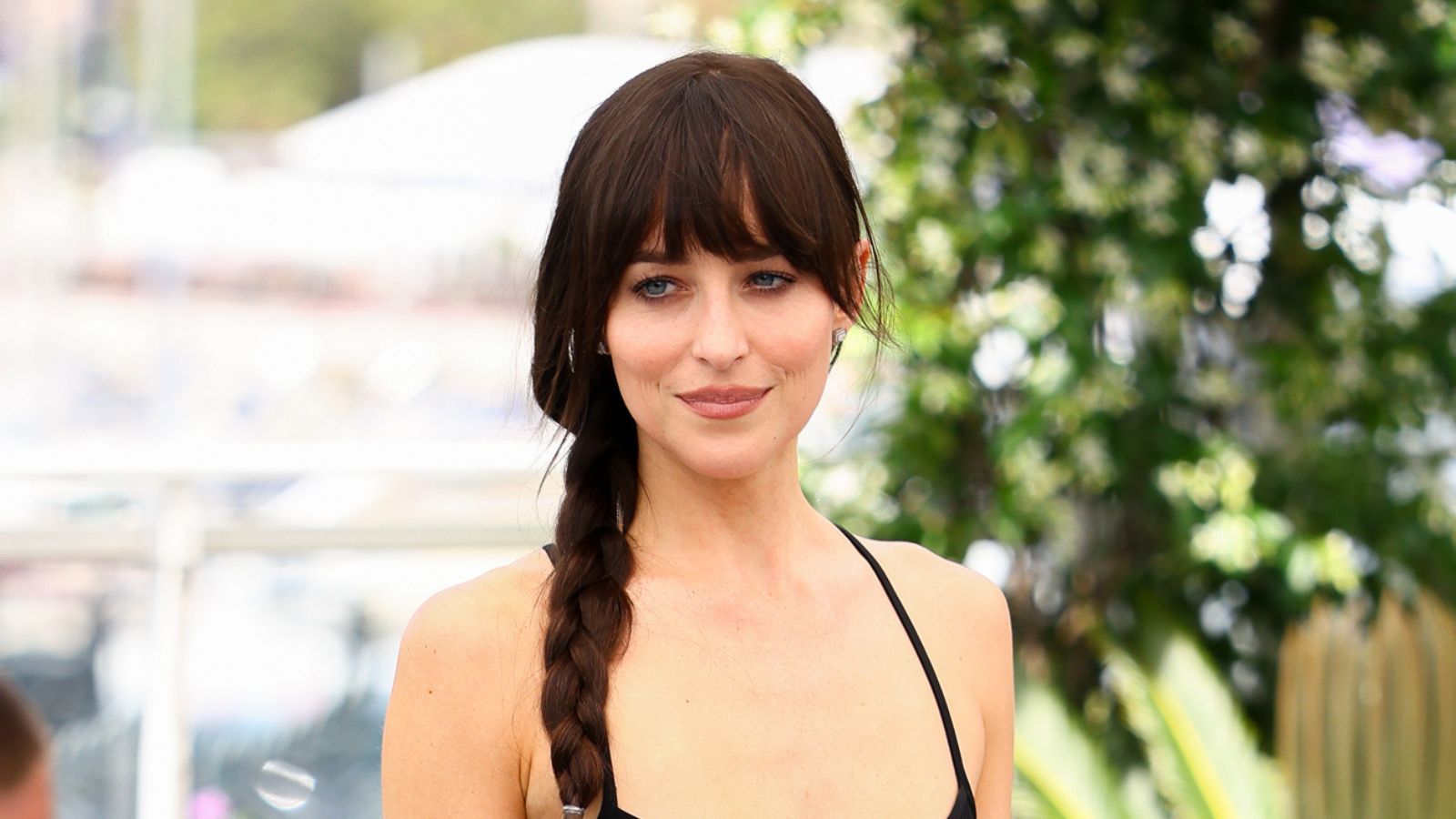 Dakota Johnson’s Retro Poolside Seating Dominates 2026 Trends